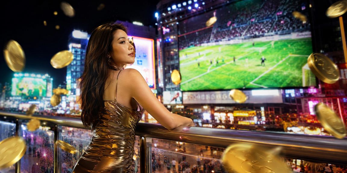 Peminat bola sepak di Kuala Lumpur menyemak odds pertaruhan pav888 dari telefon semasa perlawanan Liga Malaysia